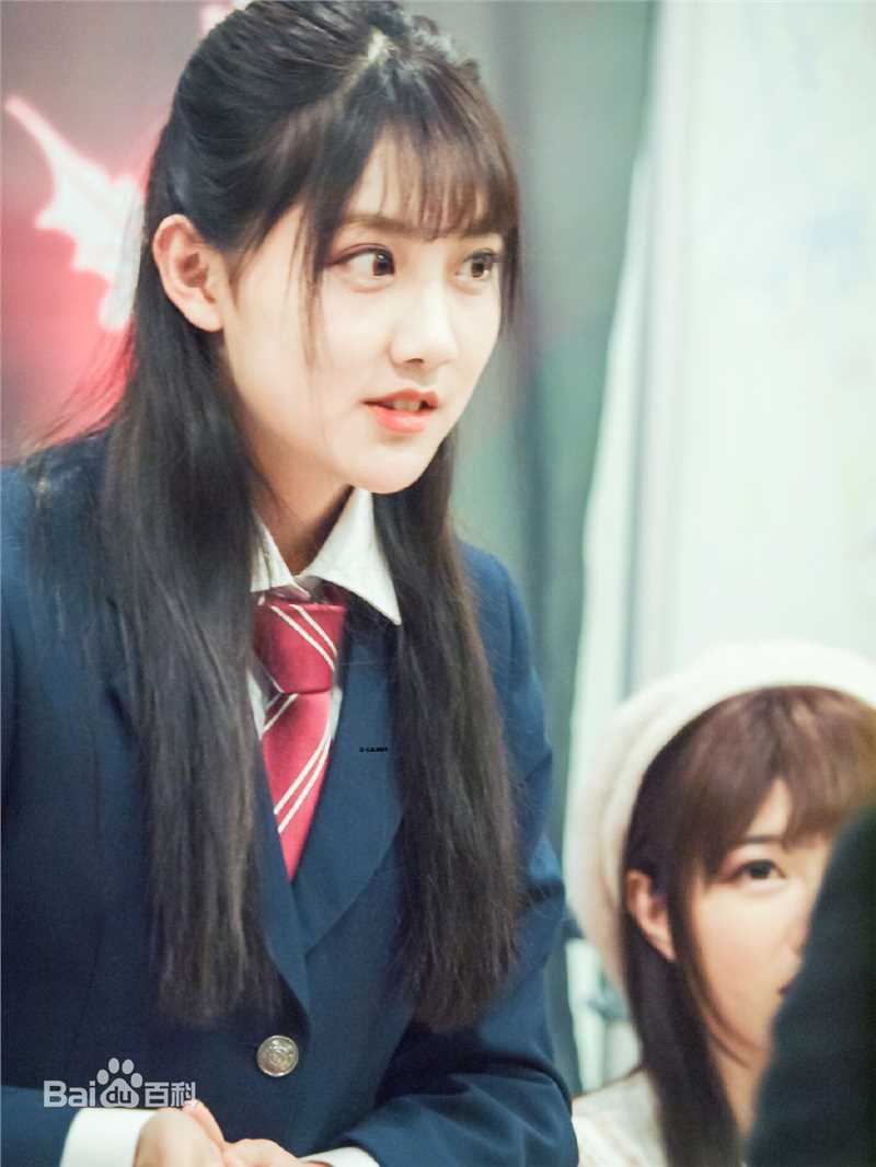 李艺彤(カチューシャガ，whitehairpin)剧场 活动素颜照壁纸