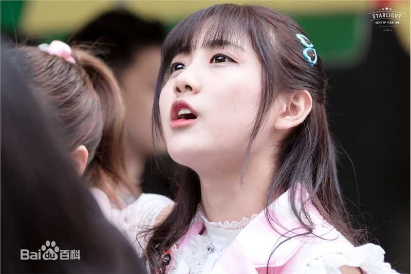 李艺彤(カチューシャガ，whitehairpin)剧场 活动素颜照壁纸