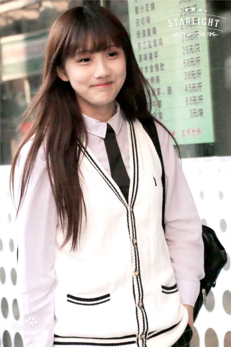 李艺彤(カチューシャガ，whitehairpin)剧场 活动素颜照壁纸