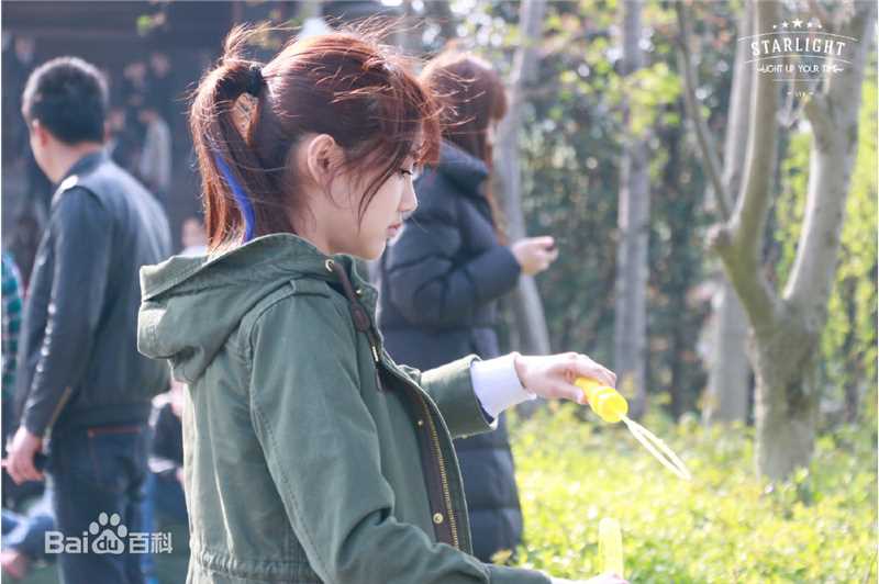 李艺彤(カチューシャガ，whitehairpin)剧场 活动素颜照壁纸