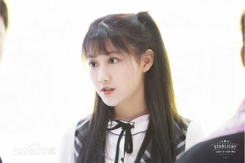 李艺彤(カチューシャガ，whitehairpin)剧场 活动素颜照壁纸