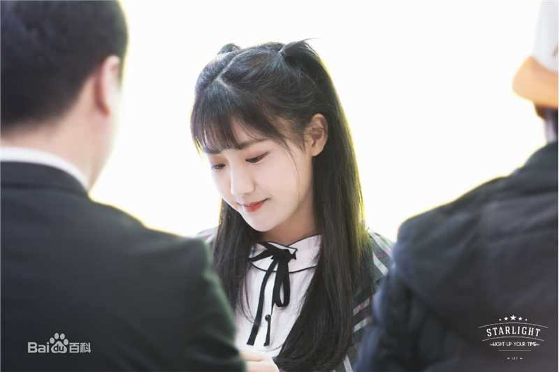 李艺彤(カチューシャガ，whitehairpin)剧场 活动素颜照壁纸