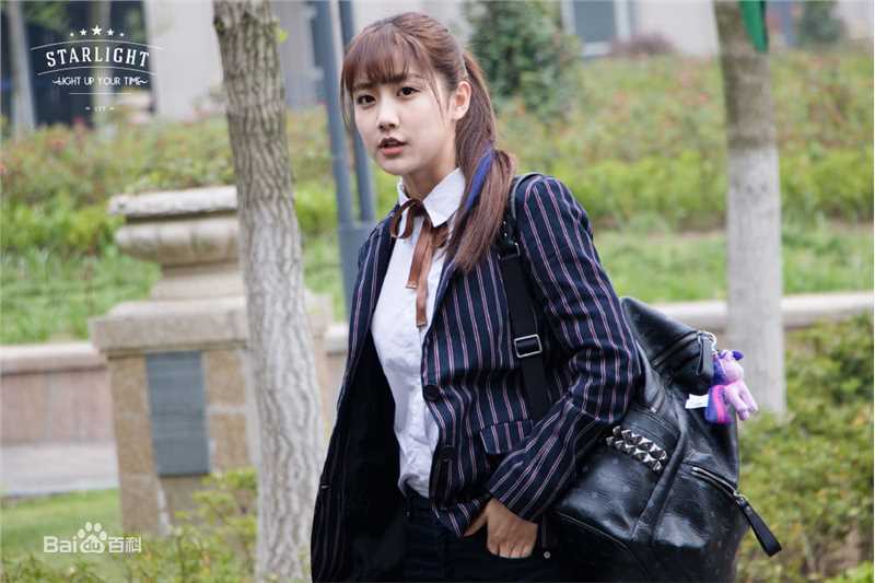 李艺彤(カチューシャガ，whitehairpin)剧场 活动素颜照壁纸