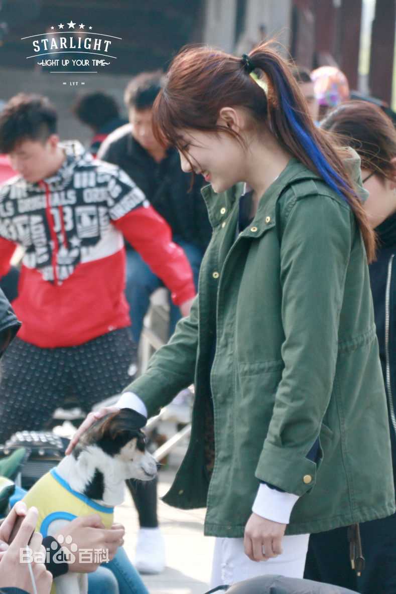 李艺彤(カチューシャガ，whitehairpin)剧场 活动素颜照壁纸