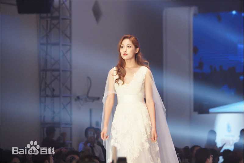 李艺彤(カチューシャガ，whitehairpin)演出素颜照相册