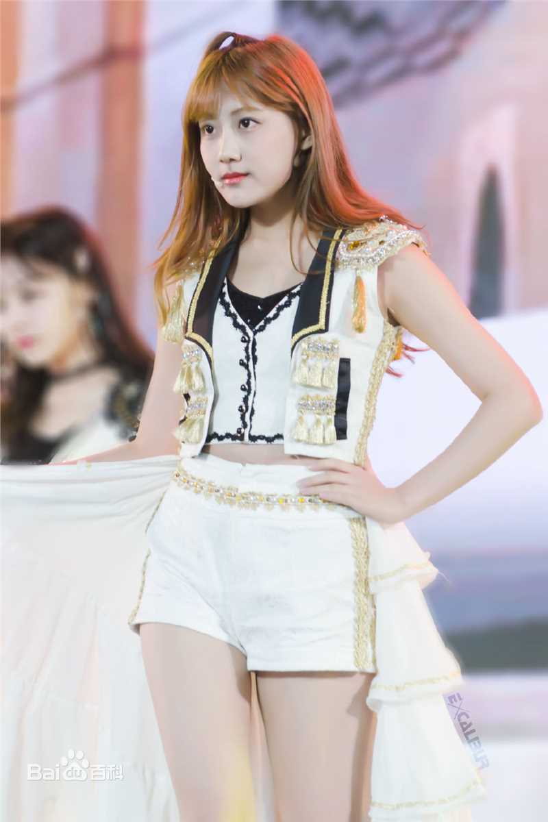 李艺彤(カチューシャガ，whitehairpin)演出素颜照相册