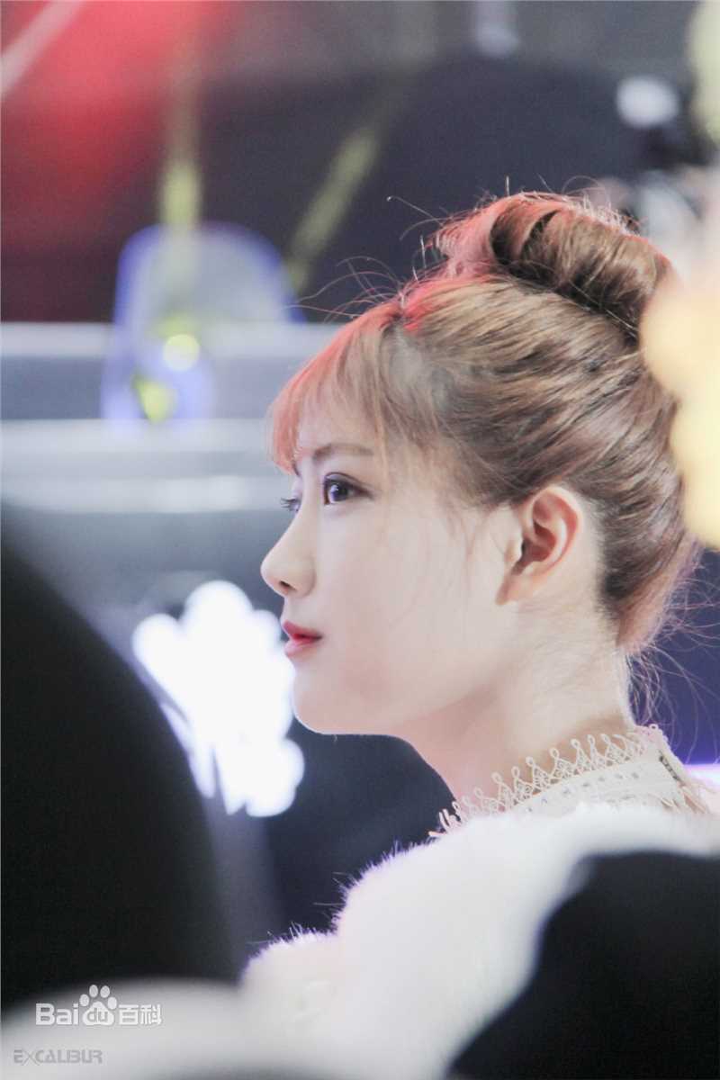 李艺彤(カチューシャガ，whitehairpin)演出素颜照相册