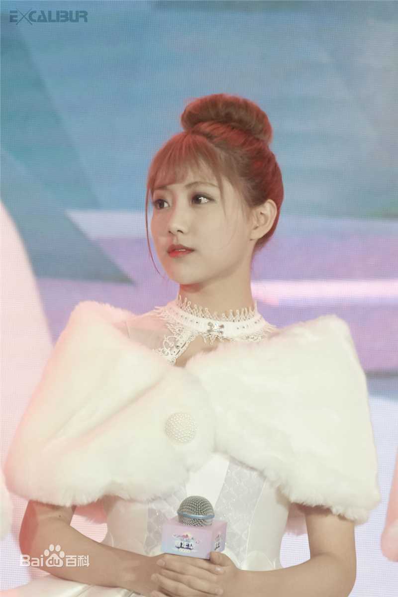 李艺彤(カチューシャガ，whitehairpin)演出素颜照相册