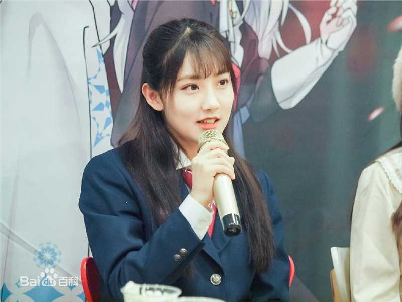 李艺彤(カチューシャガ，whitehairpin)演出素颜照相册