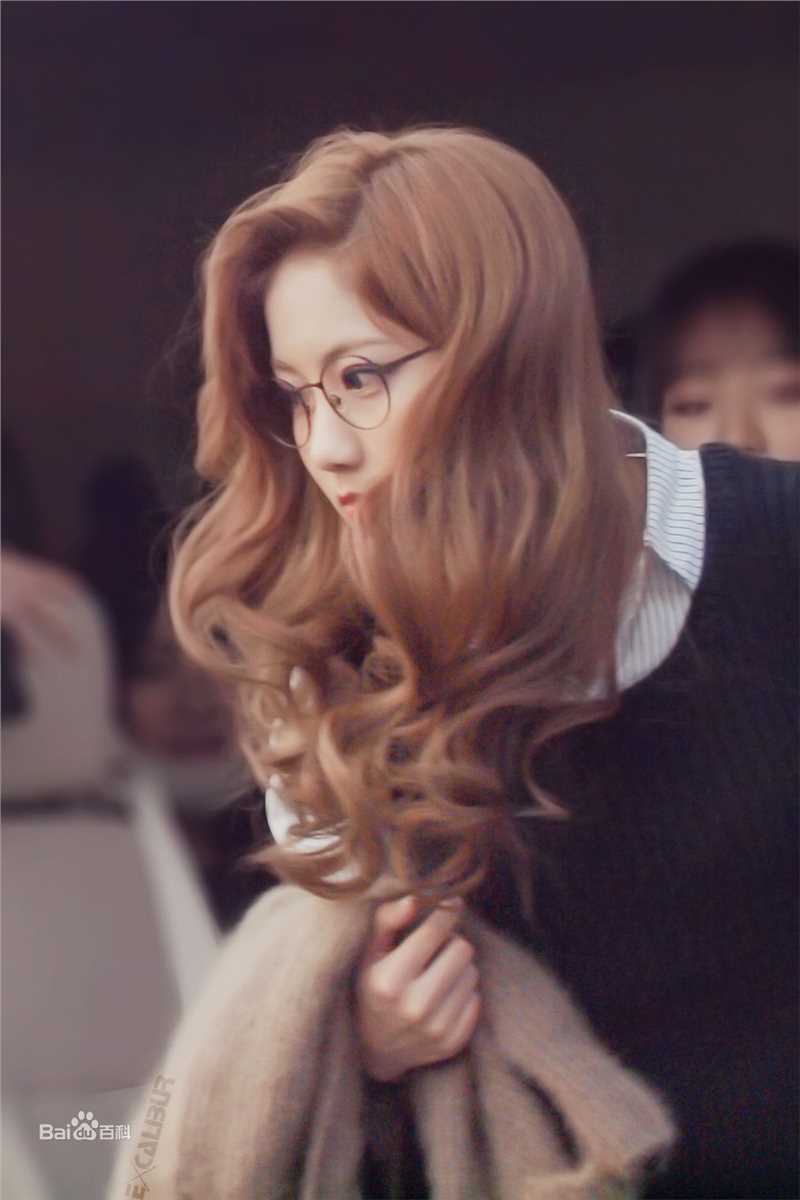 李艺彤(カチューシャガ，whitehairpin)演出素颜照相册