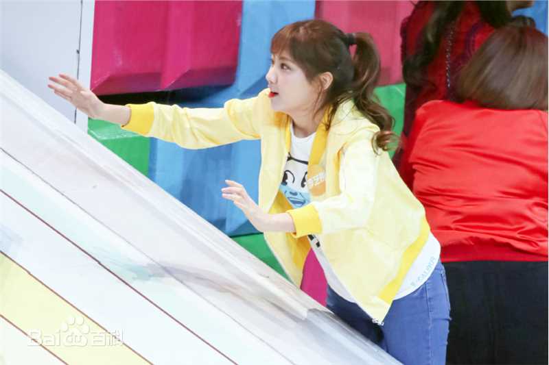 李艺彤(カチューシャガ，whitehairpin)演出素颜照相册