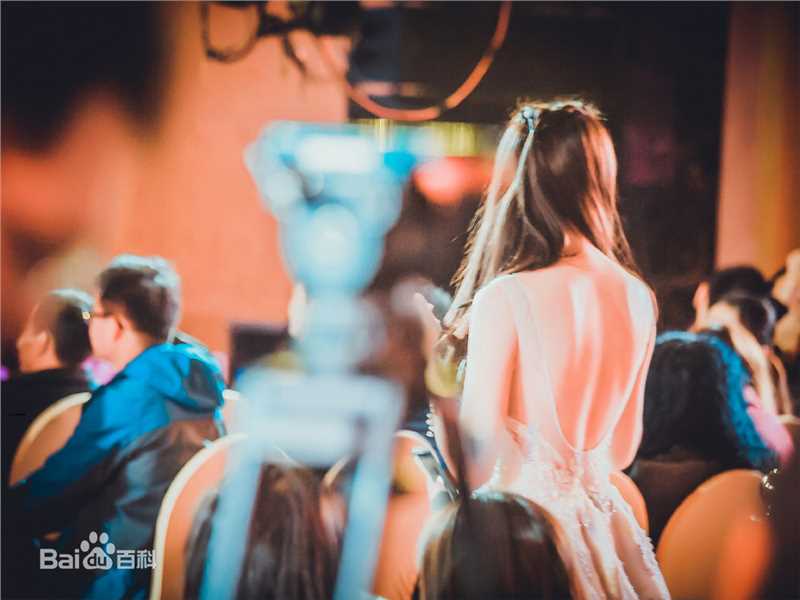 李艺彤(カチューシャガ，whitehairpin)演出素颜照相册