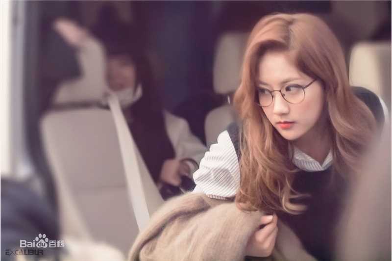 李艺彤(カチューシャガ，whitehairpin)演出素颜照相册