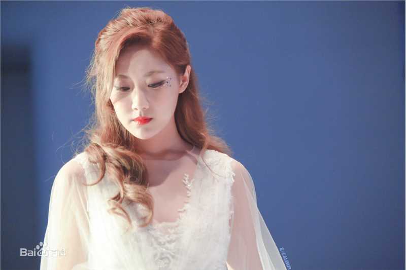 李艺彤(カチューシャガ，whitehairpin)演出素颜照相册