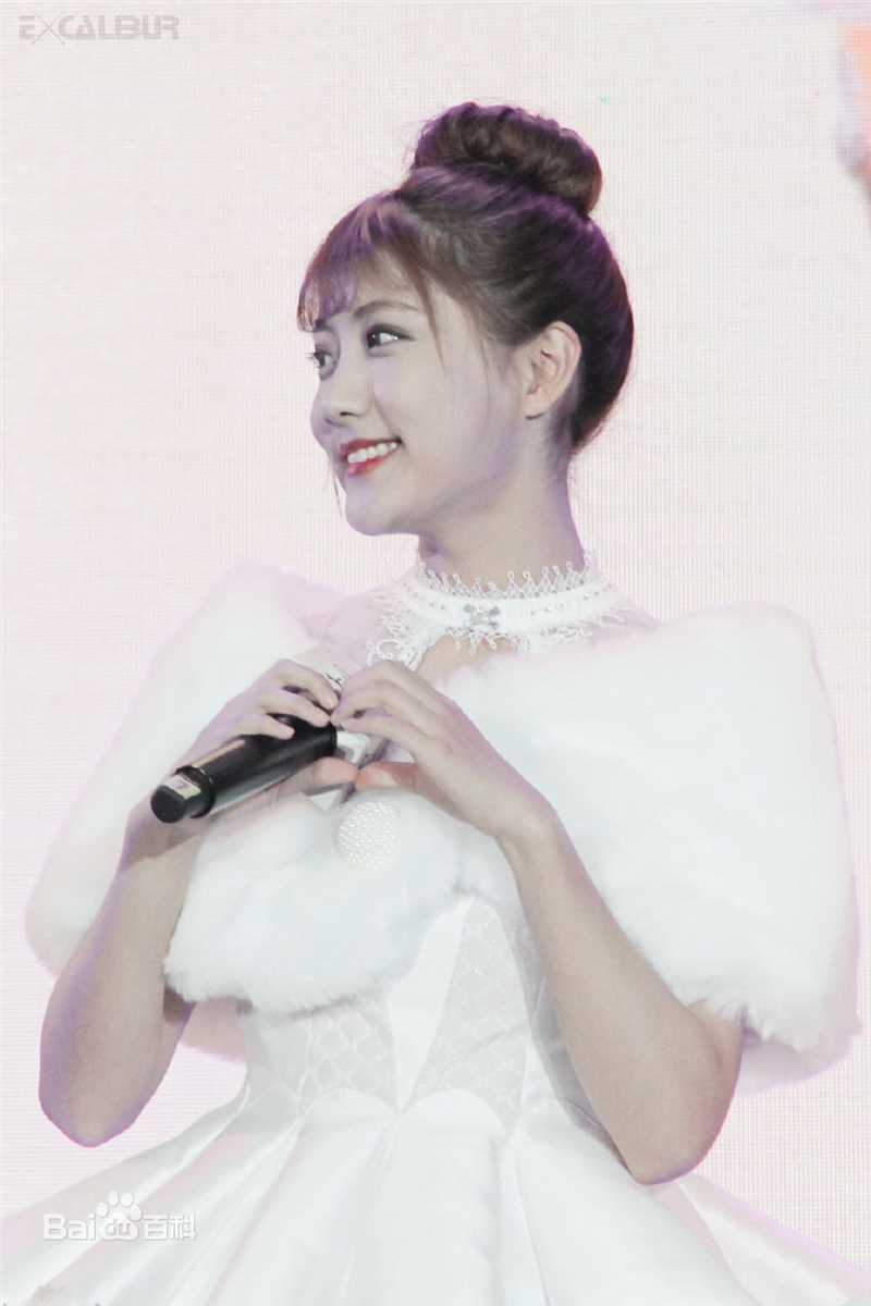 李艺彤(カチューシャガ，whitehairpin)演出素颜照相册