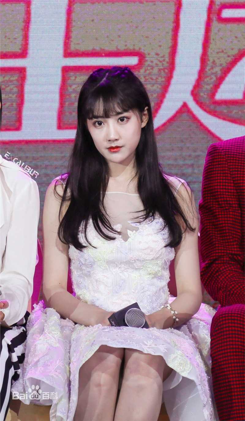 李艺彤(カチューシャガ，whitehairpin)演出素颜照相册