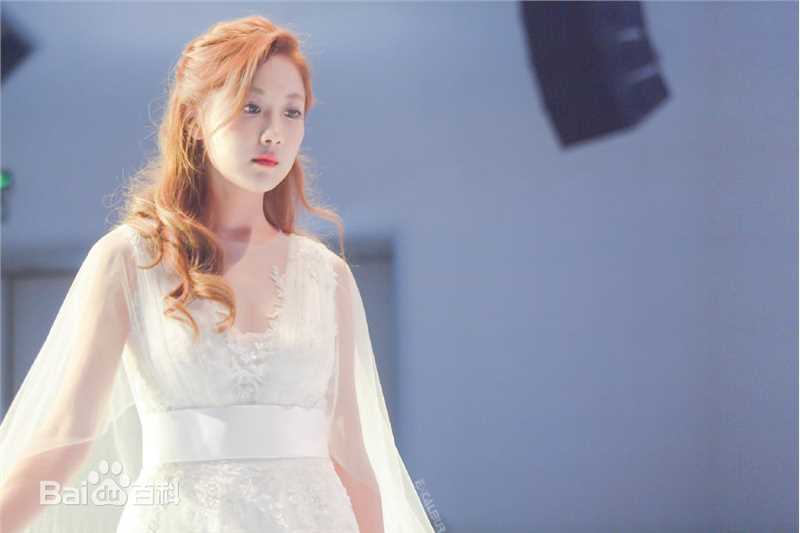 李艺彤(カチューシャガ，whitehairpin)演出素颜照相册