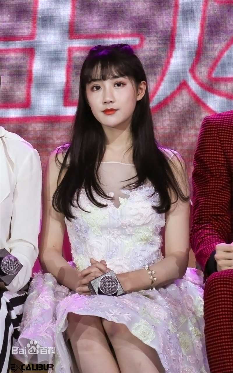 李艺彤(カチューシャガ，whitehairpin)演出素颜照相册