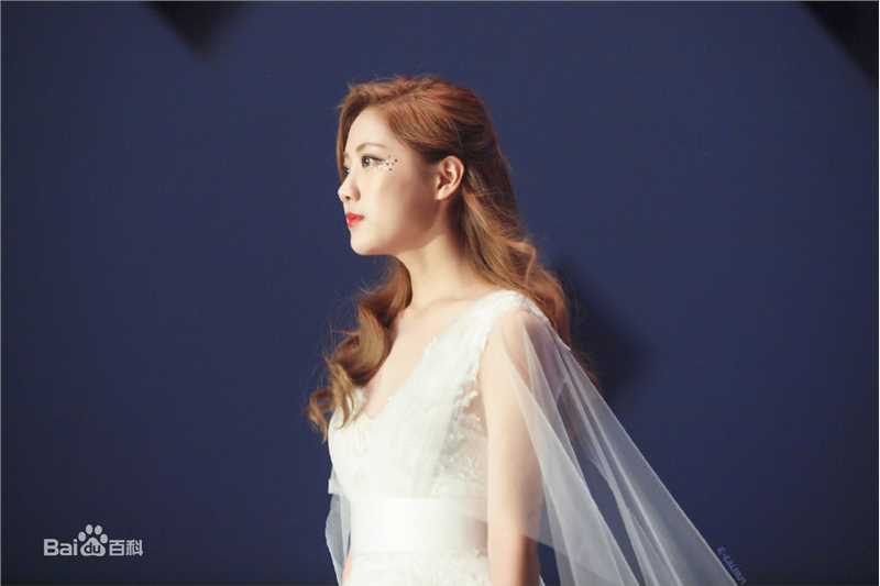 李艺彤(カチューシャガ，whitehairpin)演出素颜照相册