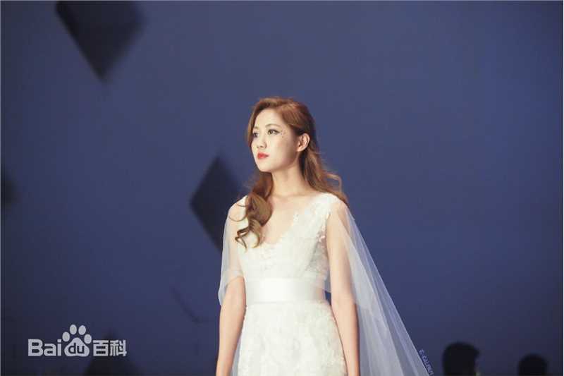 李艺彤(カチューシャガ，whitehairpin)演出素颜照相册