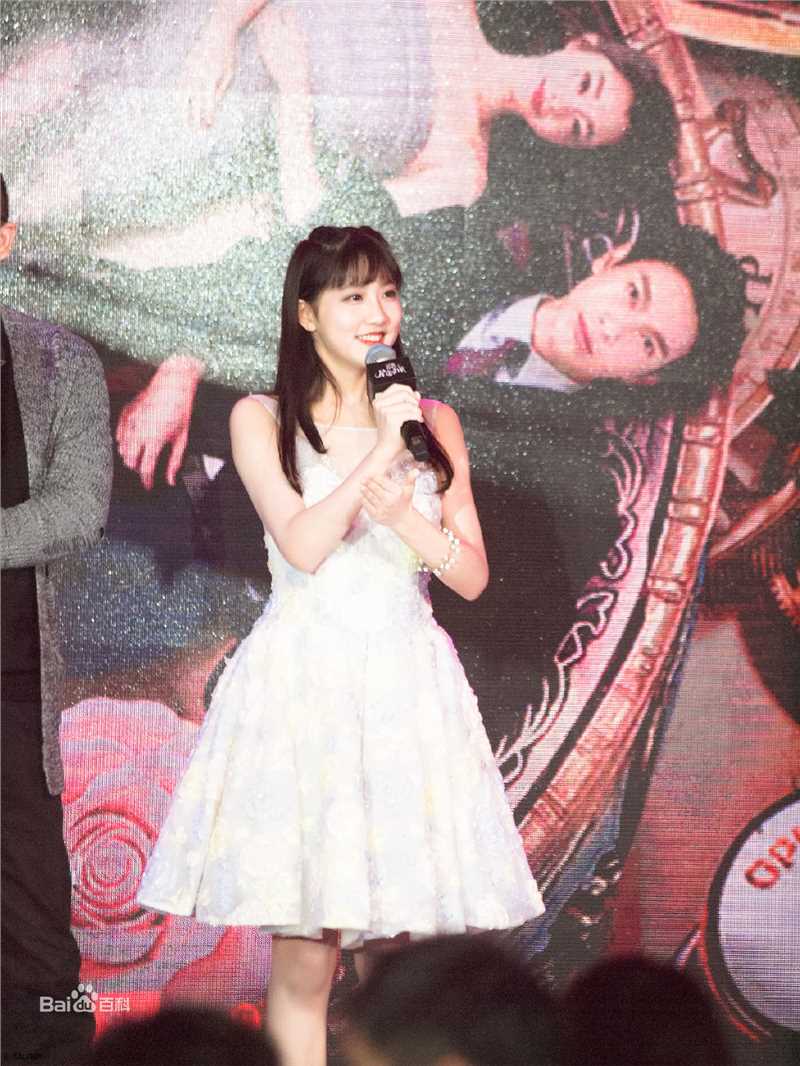 李艺彤(カチューシャガ，whitehairpin)演出素颜照相册