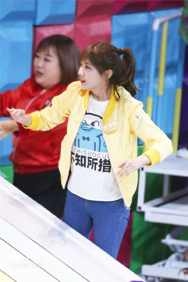 李艺彤(カチューシャガ，whitehairpin)演出素颜照相册