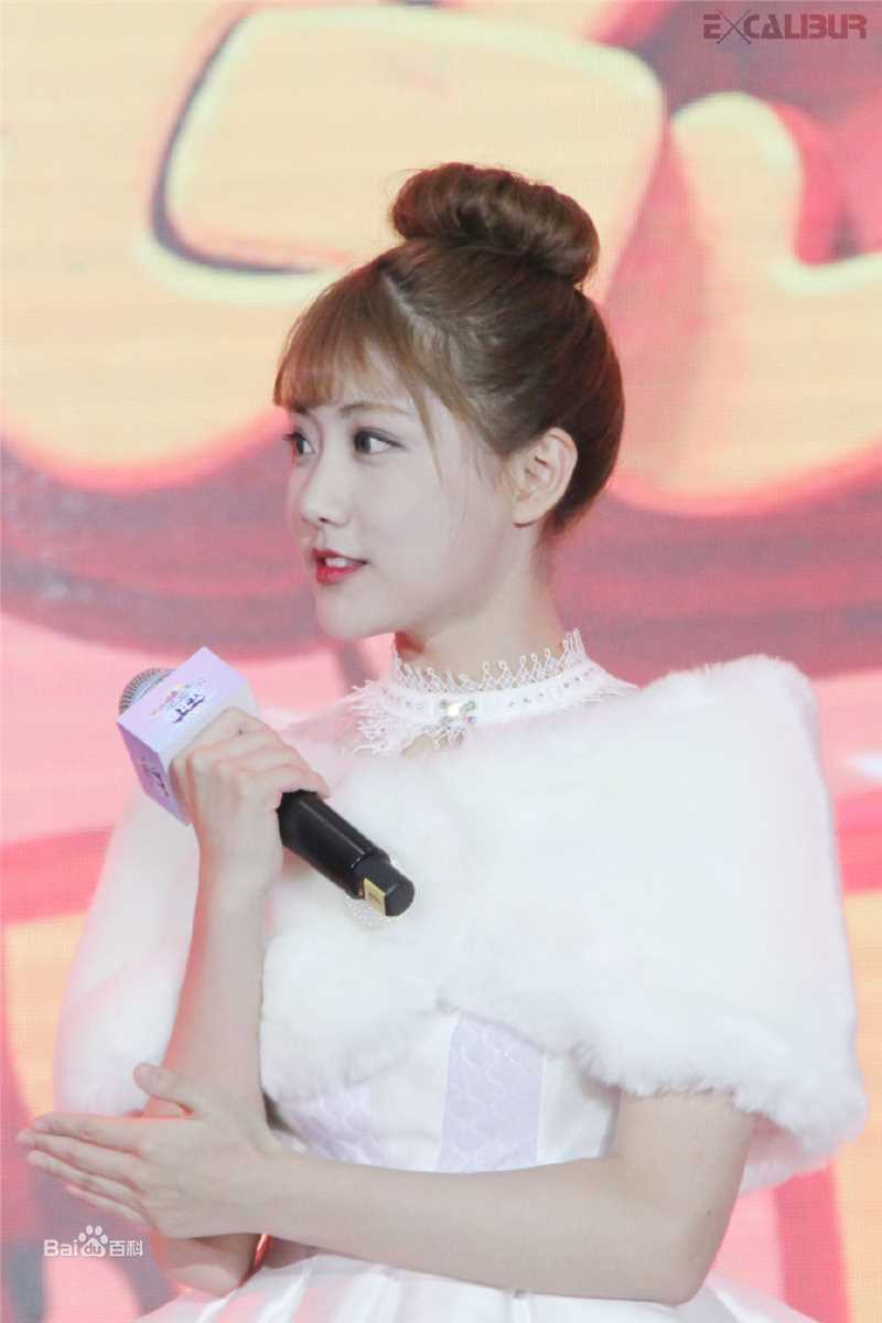 李艺彤(カチューシャガ，whitehairpin)演出素颜照相册