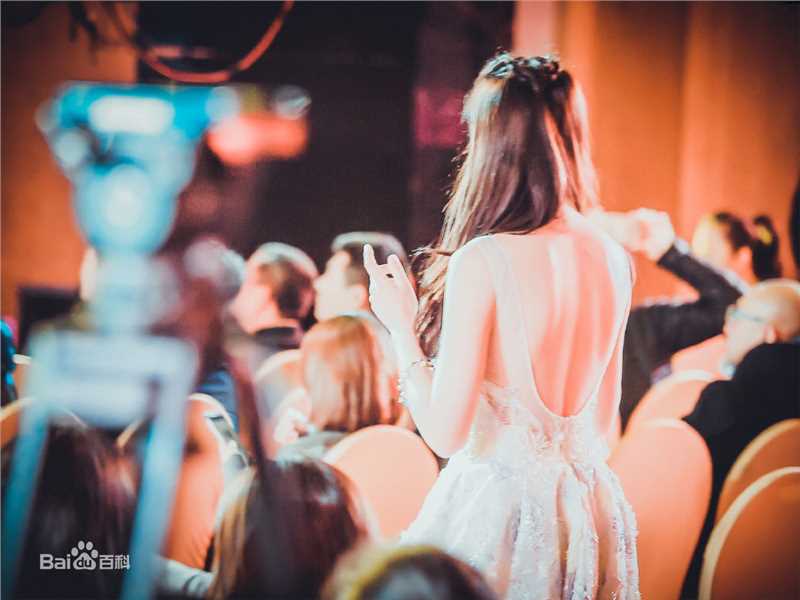 李艺彤(カチューシャガ，whitehairpin)演出素颜照相册