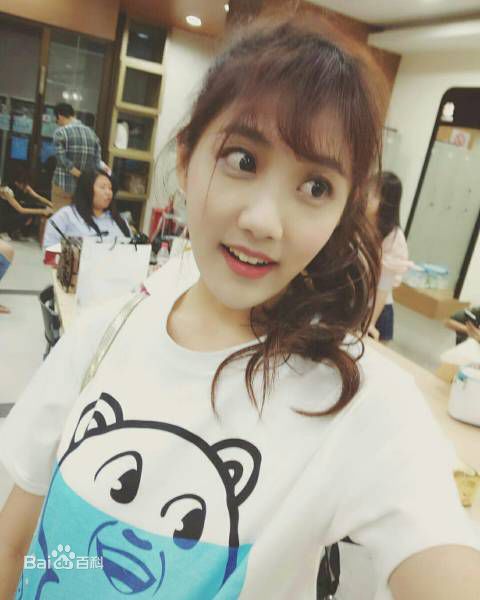 李艺彤(カチューシャガ，whitehairpin)微博素颜照相册