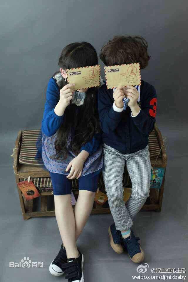 刘黛希(Daisy)与弟弟西蒙子性感图片图集