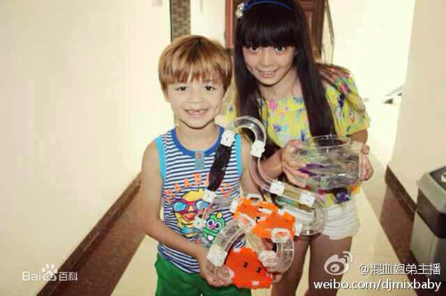 刘黛希(Daisy)与弟弟西蒙子性感图片图集