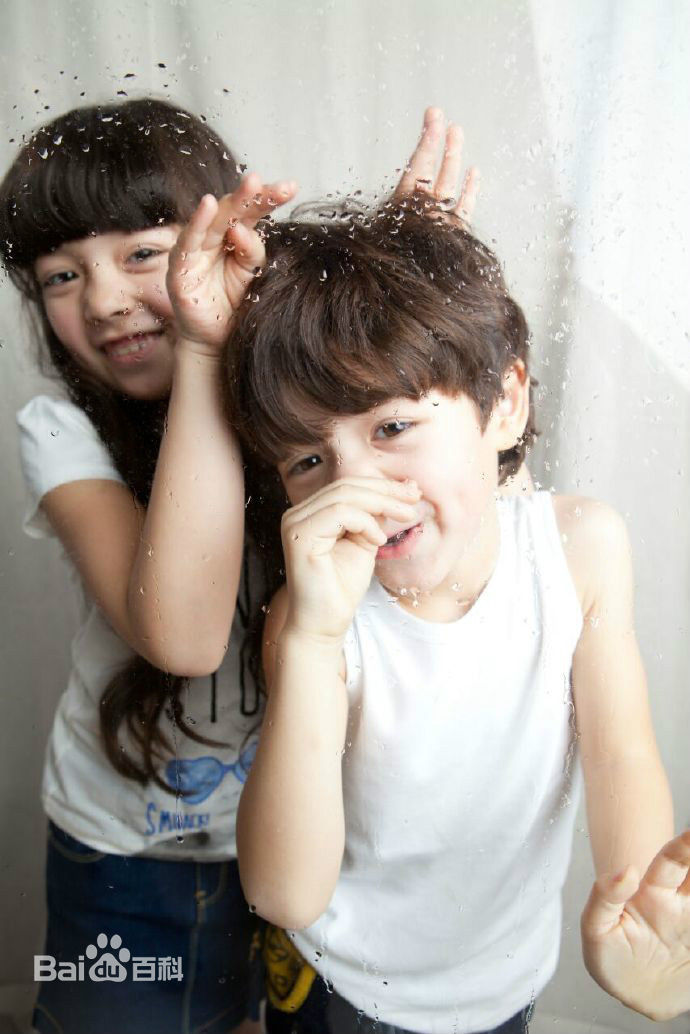 刘黛希(Daisy)与弟弟西蒙子性感图片图集