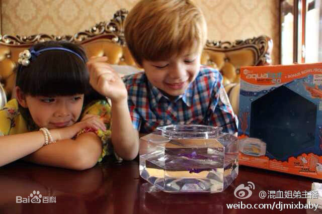 刘黛希(Daisy)与弟弟西蒙子性感图片图集