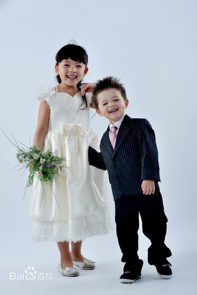 刘黛希(Daisy)与弟弟西蒙子性感图片图集