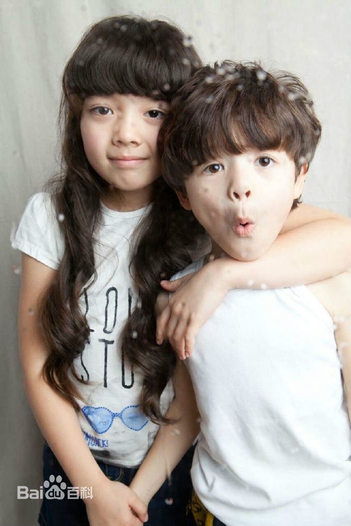 刘黛希(Daisy)与弟弟西蒙子性感图片图集