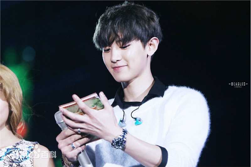 朴灿烈(（韩文名）、Park Chanyeol（官方艺名）)主持照图册