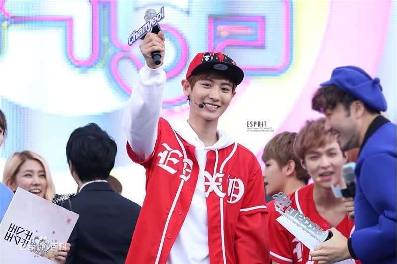 朴灿烈(（韩文名）、Park Chanyeol（官方艺名）)主持照图册