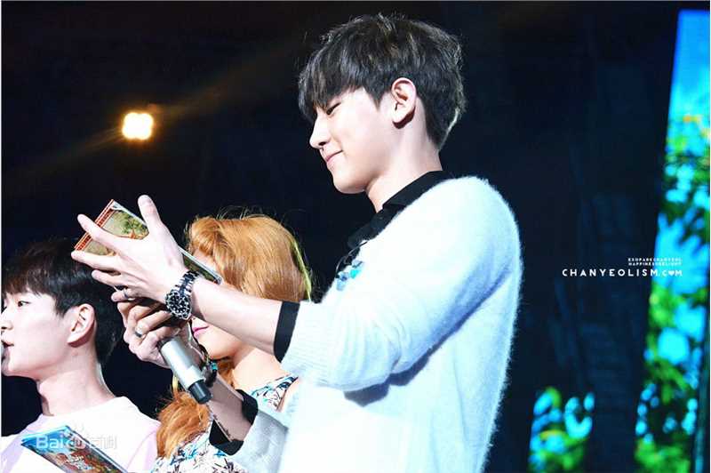 朴灿烈(（韩文名）、Park Chanyeol（官方艺名）)主持照图册