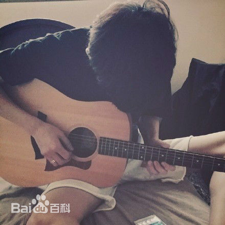 朴灿烈(（韩文名）、Park Chanyeol（官方艺名）)吉他照性感图片图集