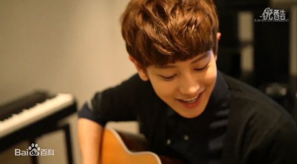 朴灿烈(（韩文名）、Park Chanyeol（官方艺名）)吉他照性感图片图集