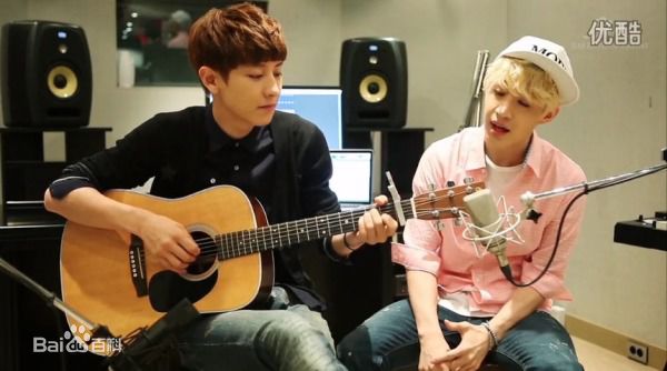 朴灿烈(（韩文名）、Park Chanyeol（官方艺名）)吉他照性感图片图集