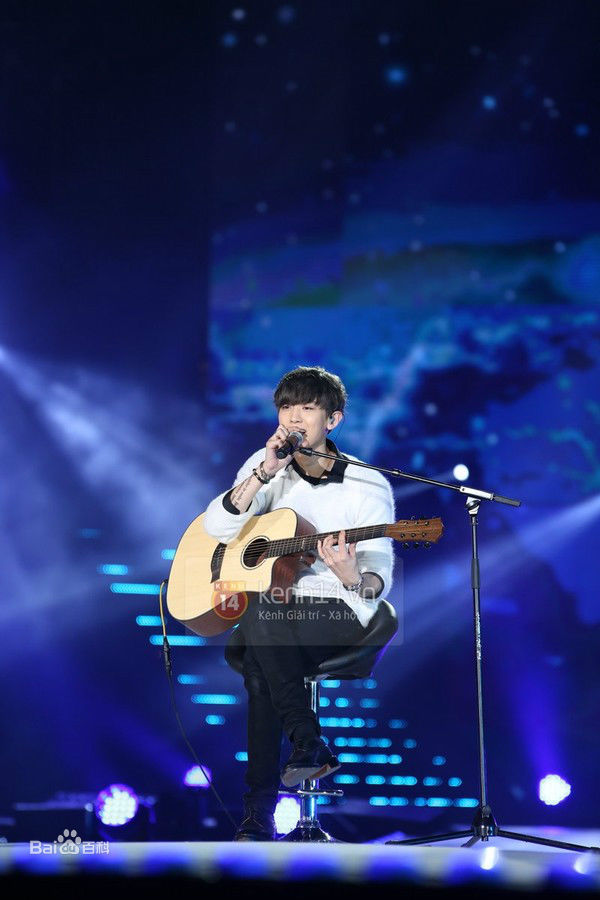 朴灿烈(（韩文名）、Park Chanyeol（官方艺名）)吉他照性感图片图集