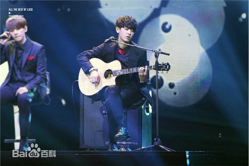 朴灿烈(（韩文名）、Park Chanyeol（官方艺名）)吉他照性感图片图集