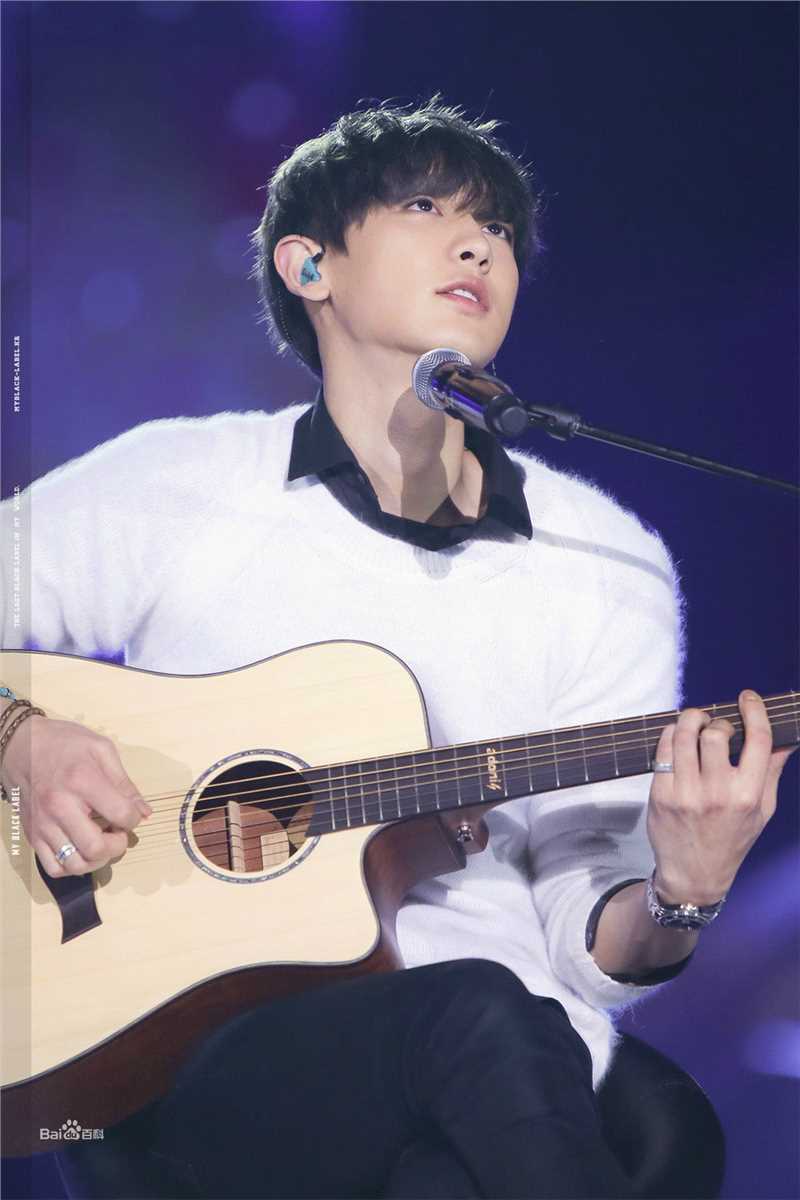 朴灿烈(（韩文名）、Park Chanyeol（官方艺名）)吉他照性感图片图集