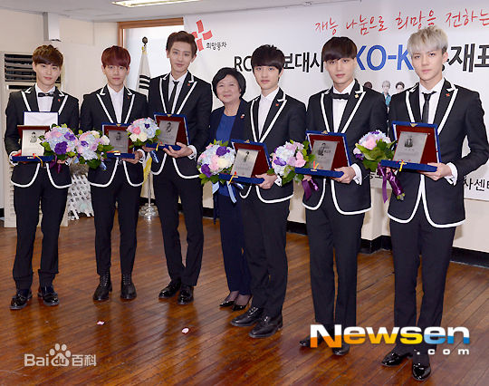 朴灿烈(（韩文名）、Park Chanyeol（官方艺名）)社会活动素颜照相册