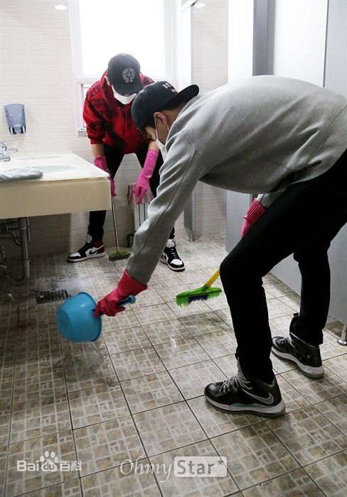 朴灿烈(（韩文名）、Park Chanyeol（官方艺名）)社会活动素颜照相册