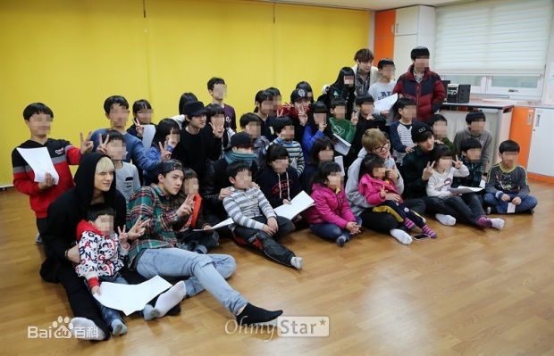 朴灿烈(（韩文名）、Park Chanyeol（官方艺名）)社会活动素颜照相册