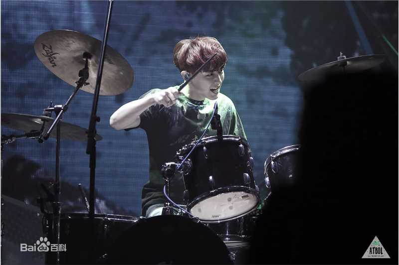 朴灿烈(（韩文名）、Park Chanyeol（官方艺名）)舞台照前后照片