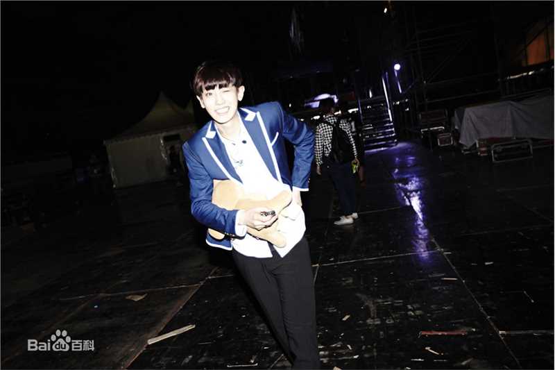 朴灿烈(（韩文名）、Park Chanyeol（官方艺名）)舞台照前后照片