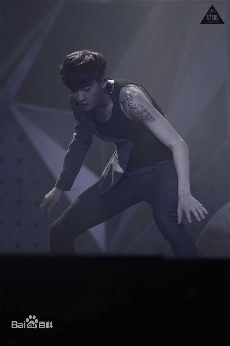 朴灿烈(（韩文名）、Park Chanyeol（官方艺名）)舞台照前后照片